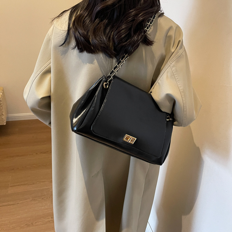 Retro soft pu large-capacity underarm tote bag for women 2023 autumn/winter, versatile and simple chain single-shoulder crossbody bag Application Scenario