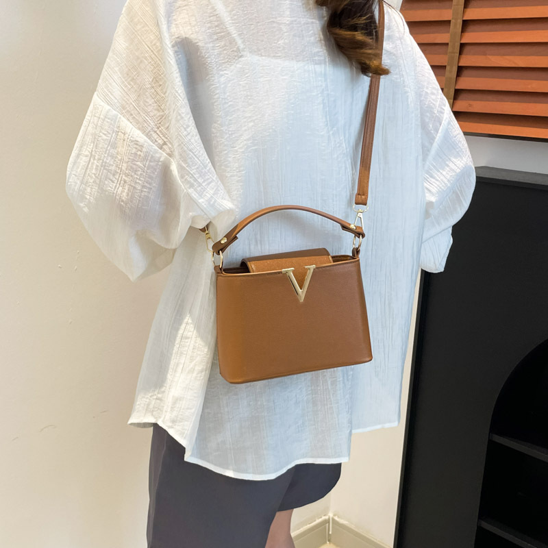 High-end lychee pattern handbag for summer 2025, solid color for commuting, fashionable V-shaped trendy single-shoulder crossbody women's bag Specification drawing