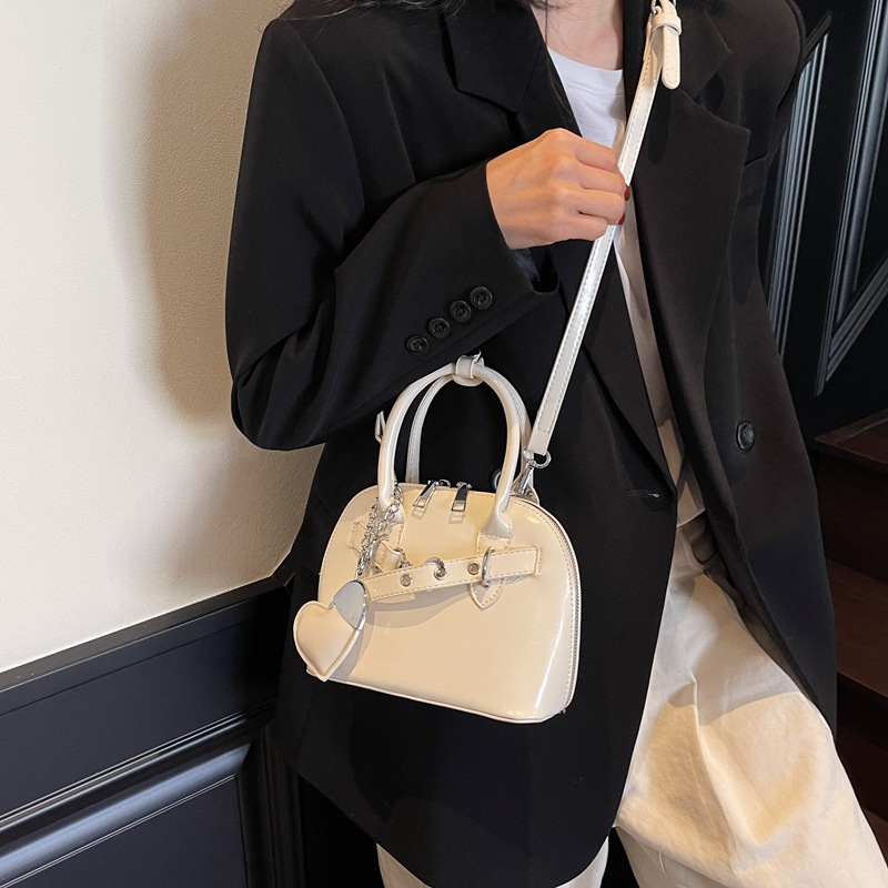High-end hand-held shell bag for women 2025 new style, trendy, niche and fashionable, single-shoulder underarm bag, casual crossbody bag Application Scenario