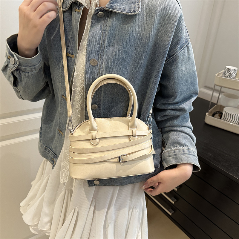 A new summer 2025 personalized hand-held bowling bag for women, a retro Korean commuter fashion single-shoulder crossbody bag Specification drawing