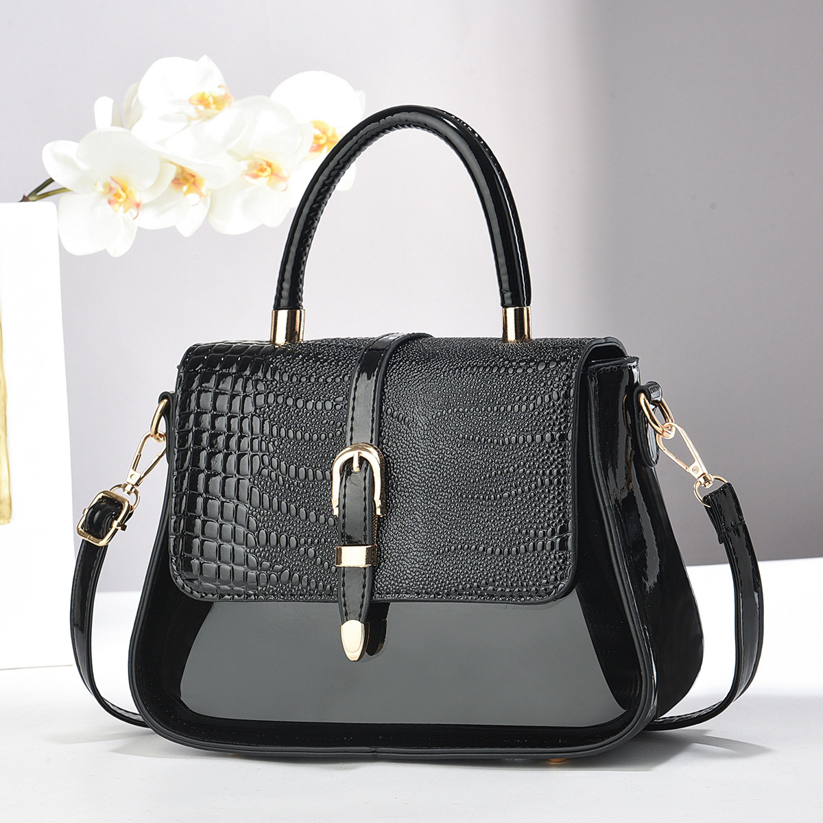 This new fashionable handbag, a single-shoulder crossbody bag, is elegant and versatile. It's a must-have for middle-aged women in summer 2024 full figure