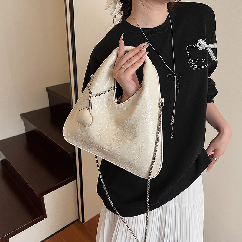 This is a new, high-end, fashionable and exquisite chain single-shoulder crossbody bag with a unique triangular design for women in 2025 details Picture