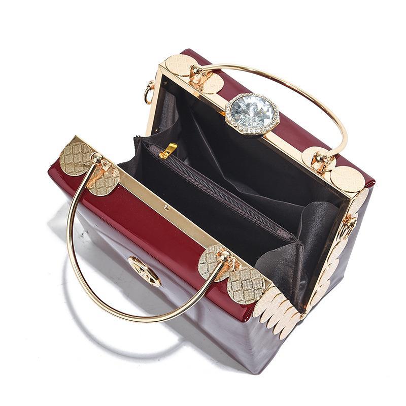 2022 new style of shiny leather women's bag, European and American patent leather bag, single-shoulder hand-carry crossbody bag, fashionable evening bag, export consignment Application Scenario