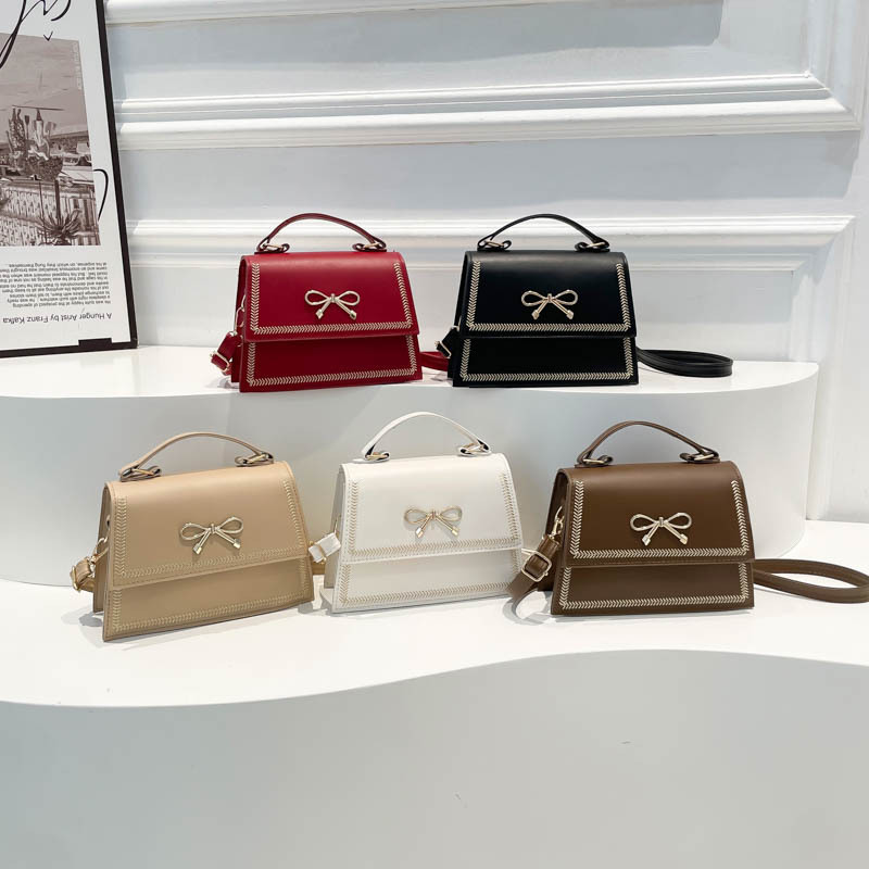 A new stylish large-capacity handbag for the summer of 2025, featuring a simple, casual and trendy texture with a bow and a single-shoulder crossbody bag Application Scenario