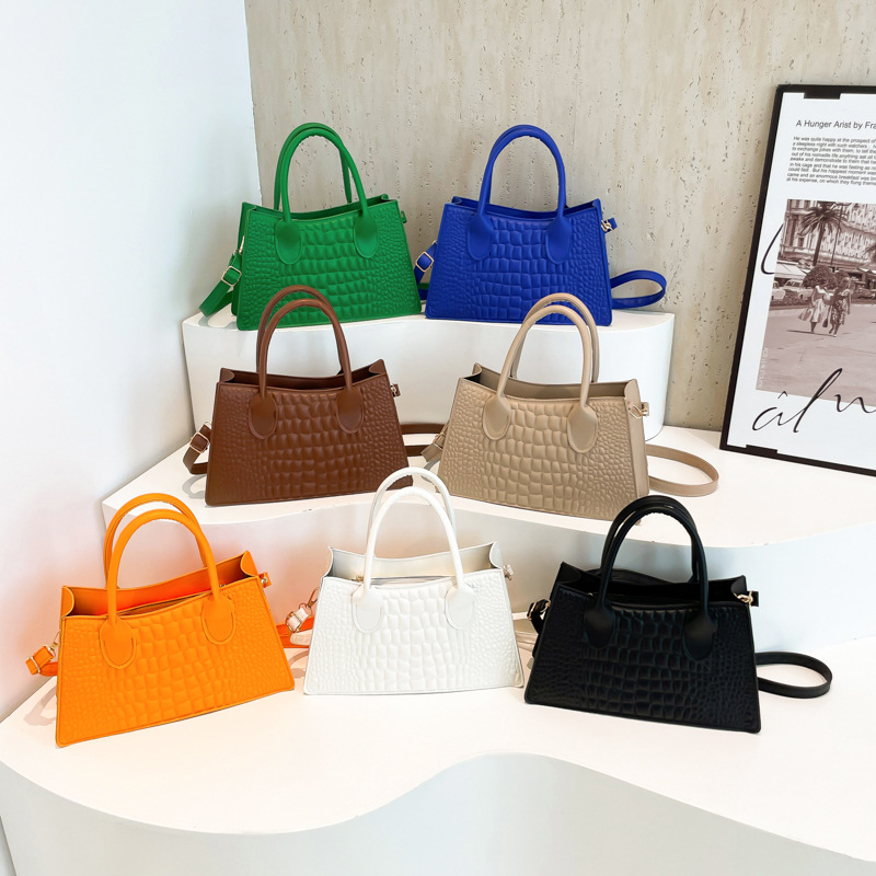 This 2024 new retro design crossbody small bag is trendy, fashionable, simple and elegant, and is a casual crossbody bag Application Scenario