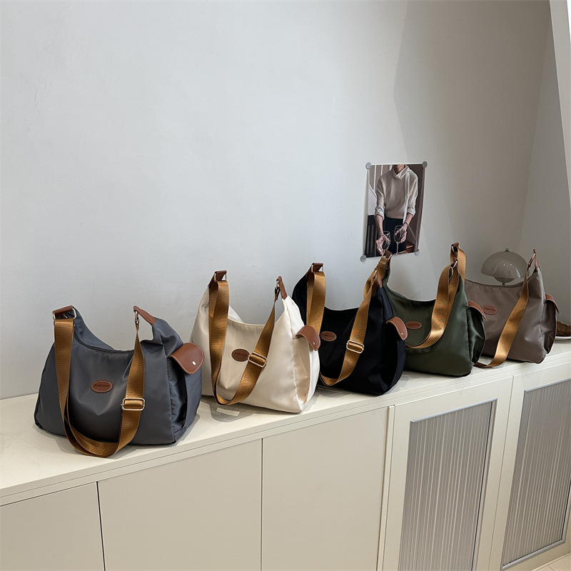 Cross-border Nylon fabric bag for women, large capacity 2025 new versatile crossbody bag, fabric bag, high-end commuter tote bag Application Scenario