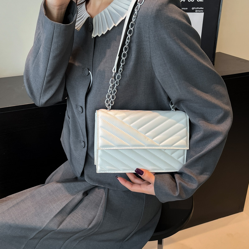 The 2025 new trendy, fashionable and elegant small square bag has a solid color and a stylish texture. It's a retro and grand women's bag and a crossbody bag details Picture