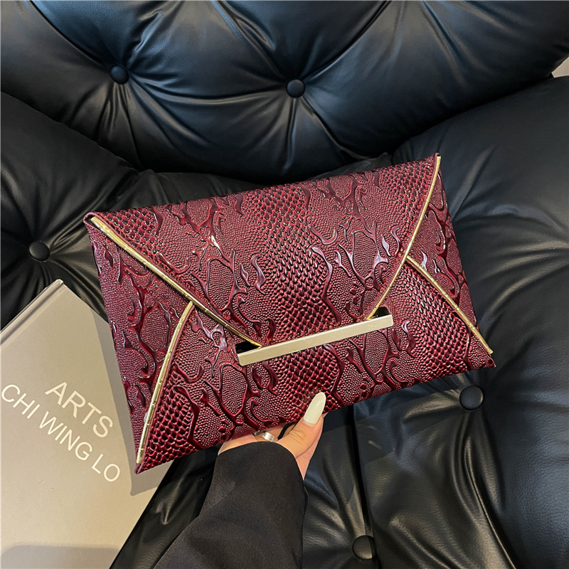 Personalized and creative clutch bag, fashionable snake skin pattern mobile phone bag, fashionable and stylish ins design, contrasting color women's evening bag full figure