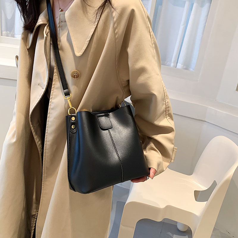 High-end texture, trendy and stylish, large-capacity bucket bag for women 2025 new style, individual, fashionable and elegant, single-shoulder crossbody bag Application Scenario