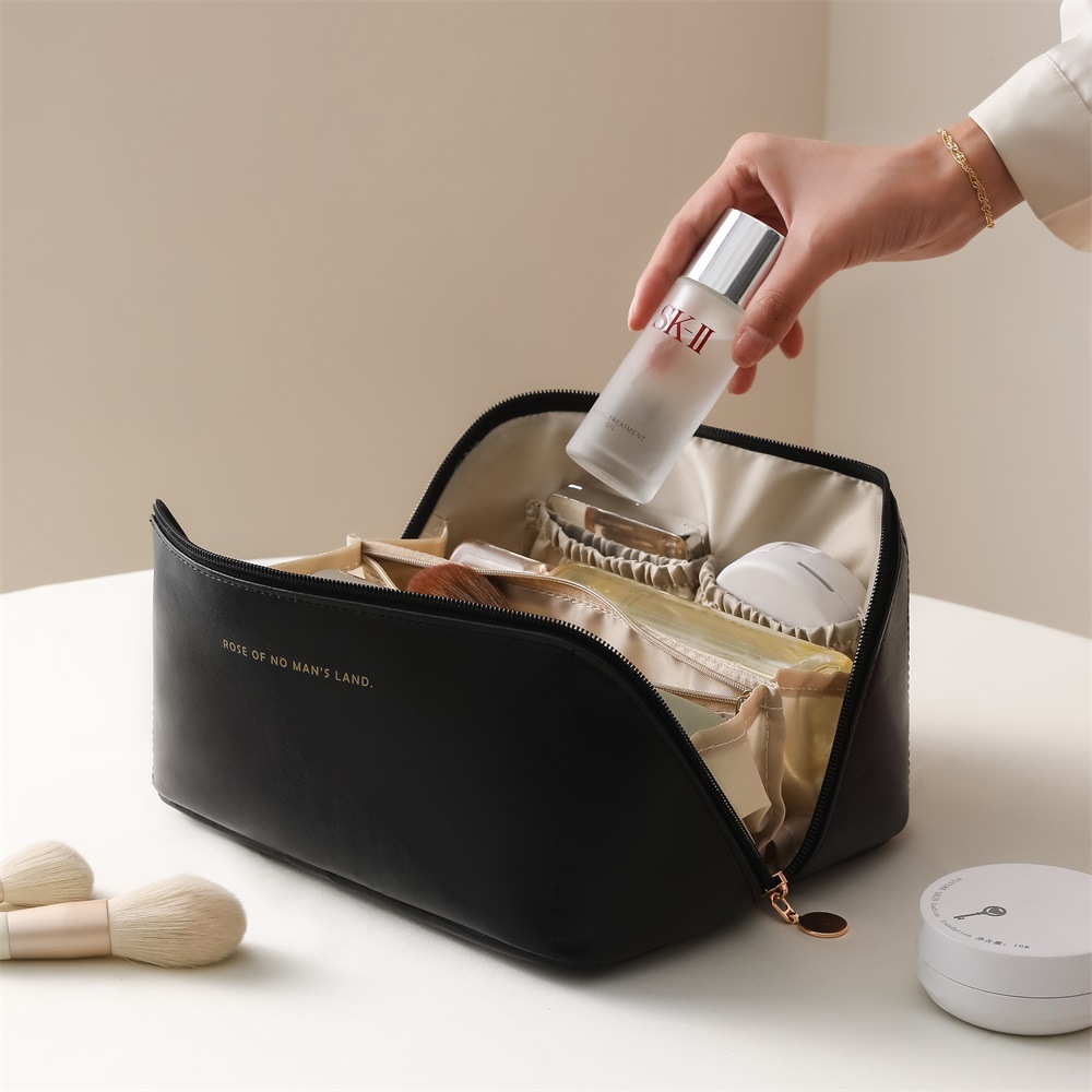 New cloud pillow makeup bag, organ bag for women, large-capacity travel storage bag, portable hand-held pu waterproof wholesale Application Scenario