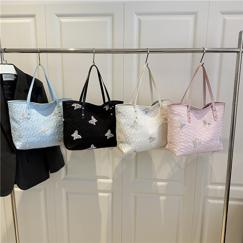 A stylish and fashionable large-capacity tote bag for casual commuting, a hand-carry bag, and a single-shoulder armpit bag for students to attend classes Application Scenario