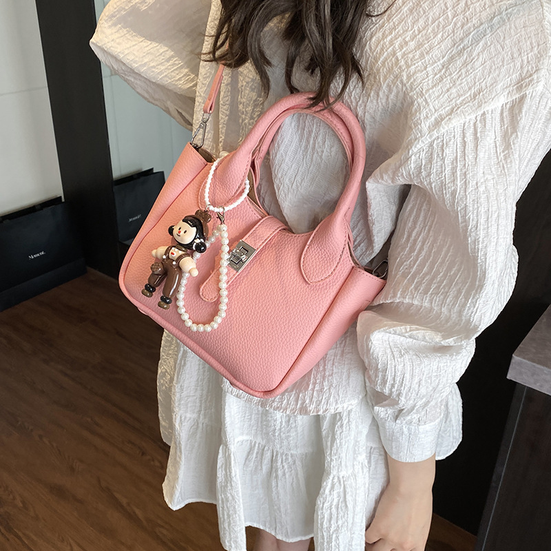 A popular soft leather tote bag for women, a new style of 2025, stylish and versatile, single-shoulder underarm bag, and a commuter crossbody bag Application Scenario