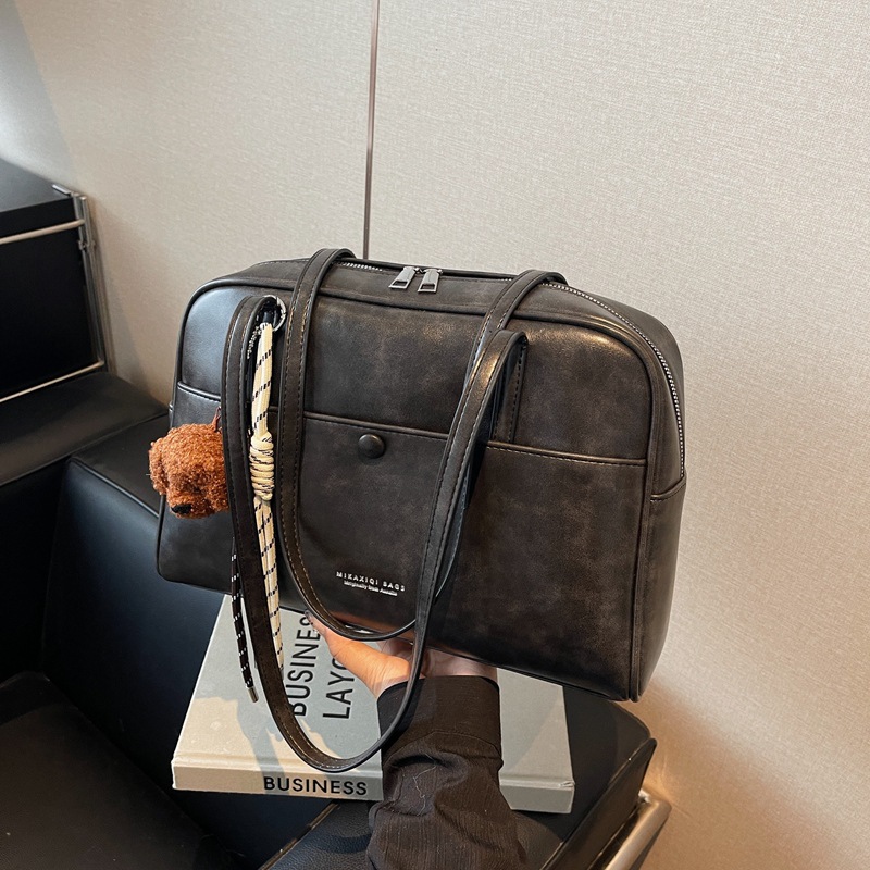 The high-end Maillard commuter bag for women in 2024 is a trendy and fashionable single-shoulder bag with a large capacity details Picture