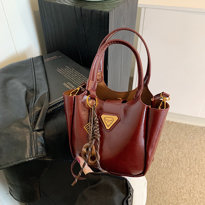 Retro bag with large capacity for women, 2025 new style, fashionable and versatile, single-shoulder crossbody bag, casual hand-held bucket bag Application Scenario