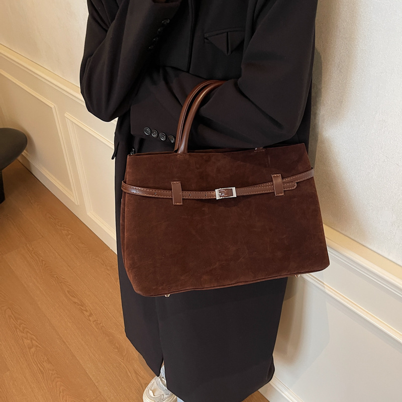 Matte retro bag for women, large capacity, new 2024 casual, fashionable and versatile handbag, a must-carry for work and commuting Application Scenario