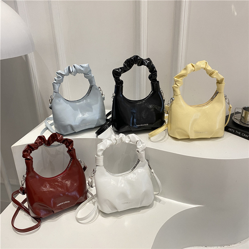 Fashionable new pleated bag 2025, casual, simple and stylish crossbody bag, personalized commuting bag, chain single-shoulder bag for women Application Scenario