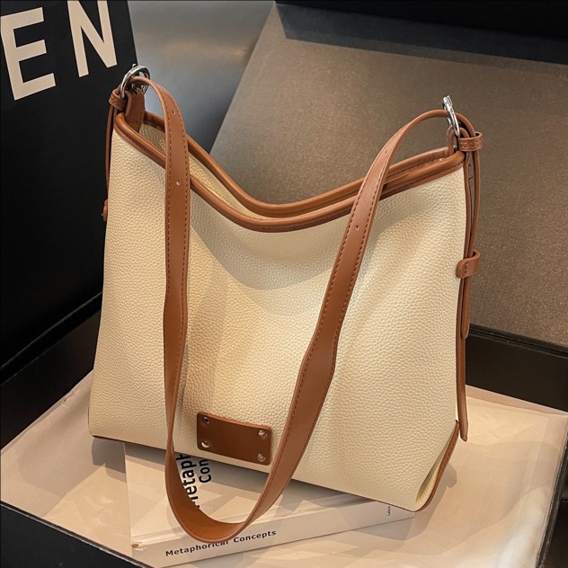 The 2025 new large-capacity exquisite underarm bag is a fashionable, simple and high-appeartion-level niche design single-shoulder crossbody bag full figure