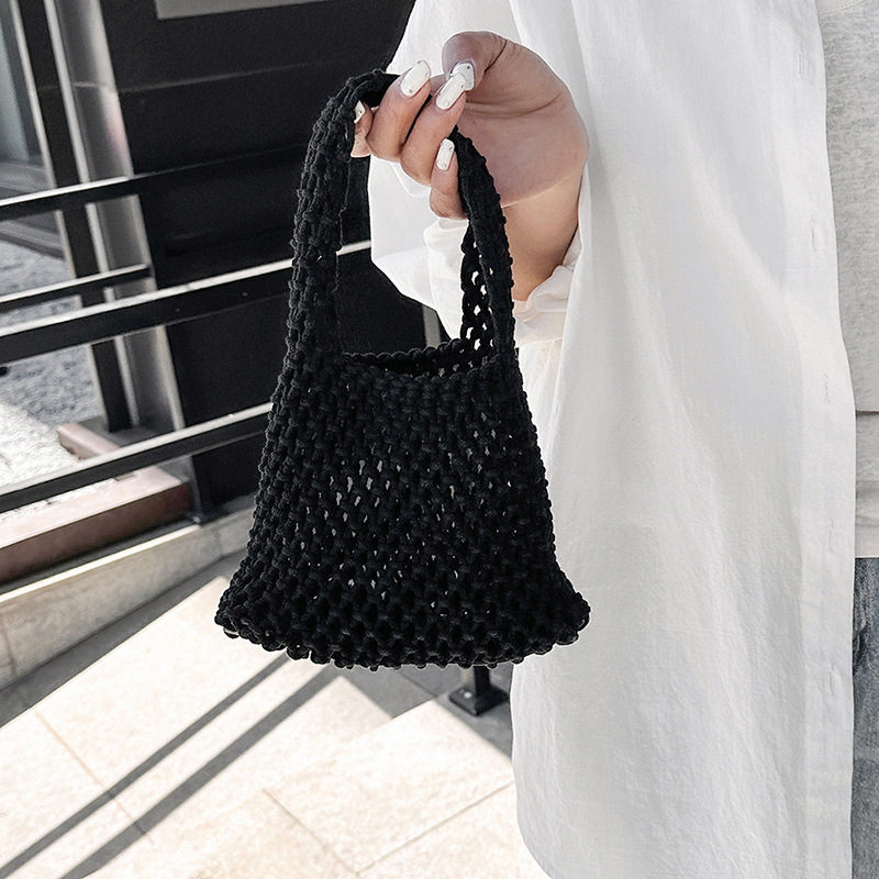 Korean-style niche hollowed-out mesh clutch, hand-woven wrist bag, fashionable and versatile, trendy beach vacation handbag Application Scenario