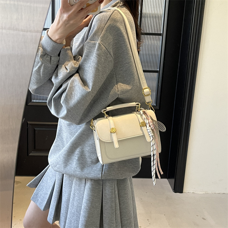 High-end retro matte handbag for women, 2025 new trendy and fashionable small square bag, single-shoulder crossbody bag for women Application Scenario