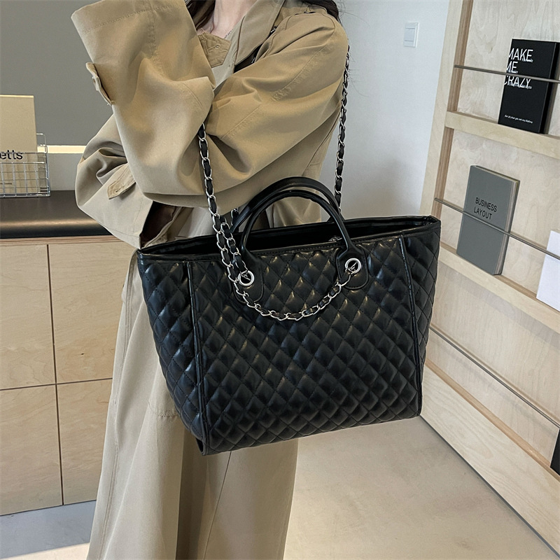 Diamond-shaped chain large bag for women 2024 solid color new trendy, versatile, large-capacity, stylish and fashionable single-shoulder handbag Application Scenario