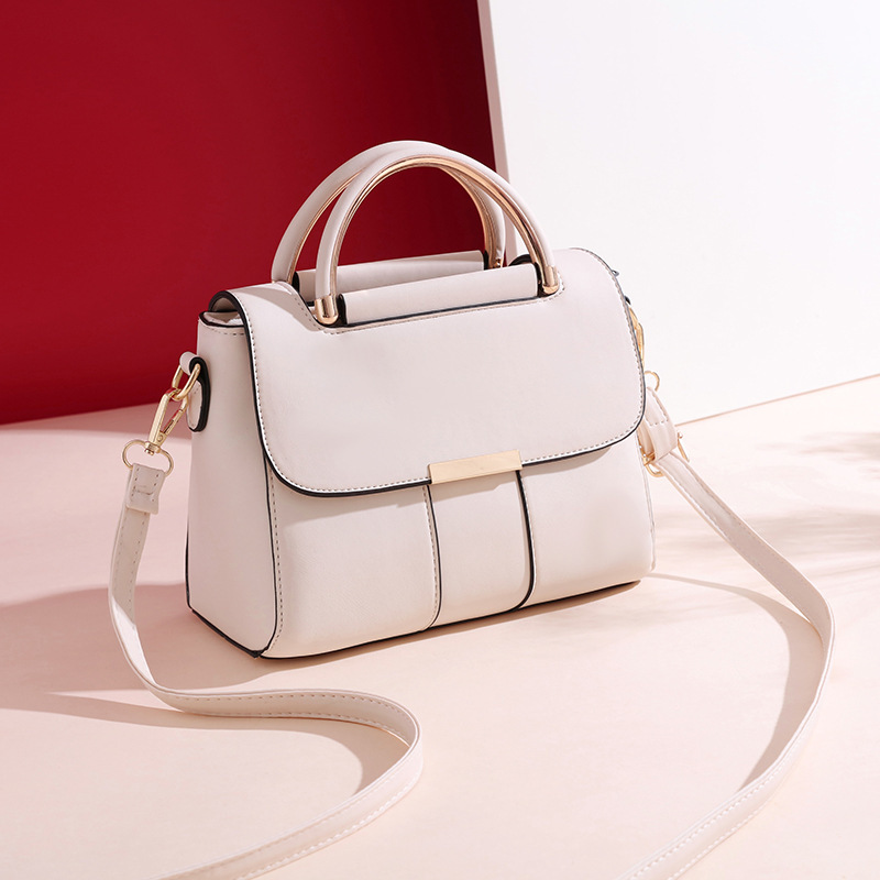 The 2022 new trendy, simple and versatile women's bag is a fashionable single-shoulder crossbody bag and a popular hand-held small square bag full figure