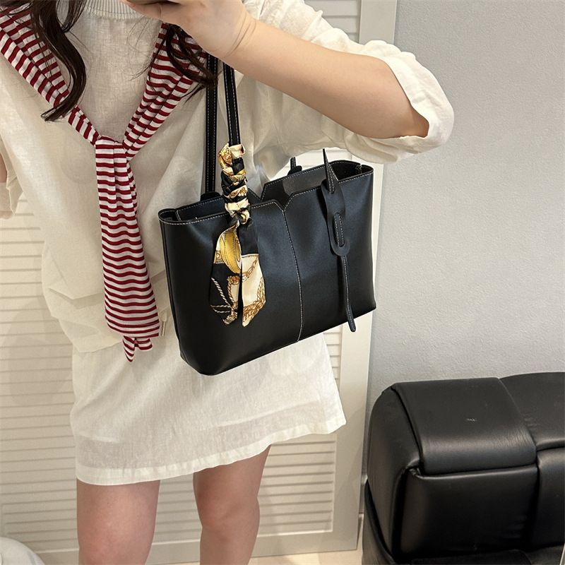 High-end silk scarf tote bag 2025 new large-capacity single-shoulder bag for commuting, fashionable and simple ladies' handbag details Picture