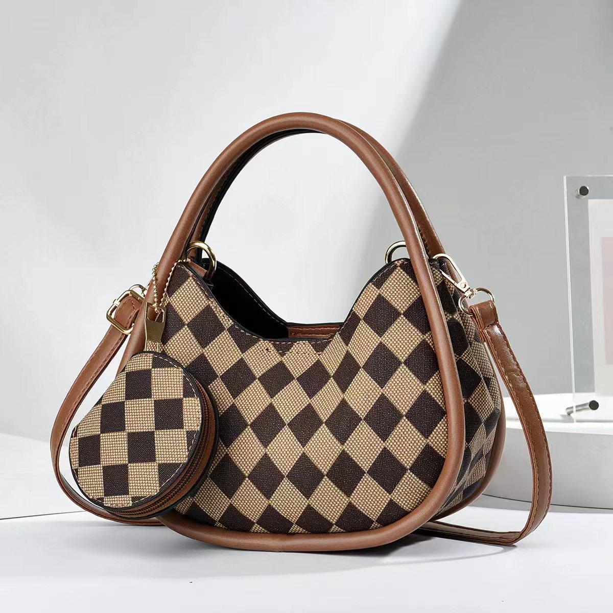 This 2023 new style of women's handbag is fashionable, simple and elegant. It's a Korean-style, trendy and retro single-shoulder, crossbody and underarm bag for women details Picture
