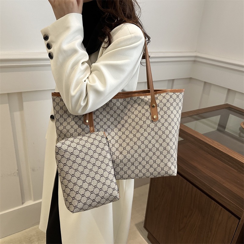 This large-capacity women's 2025 new single-shoulder bag combines the ancient checkered pattern tote bag with a simple and elegant look. It's a mother-and-child bag Specification drawing