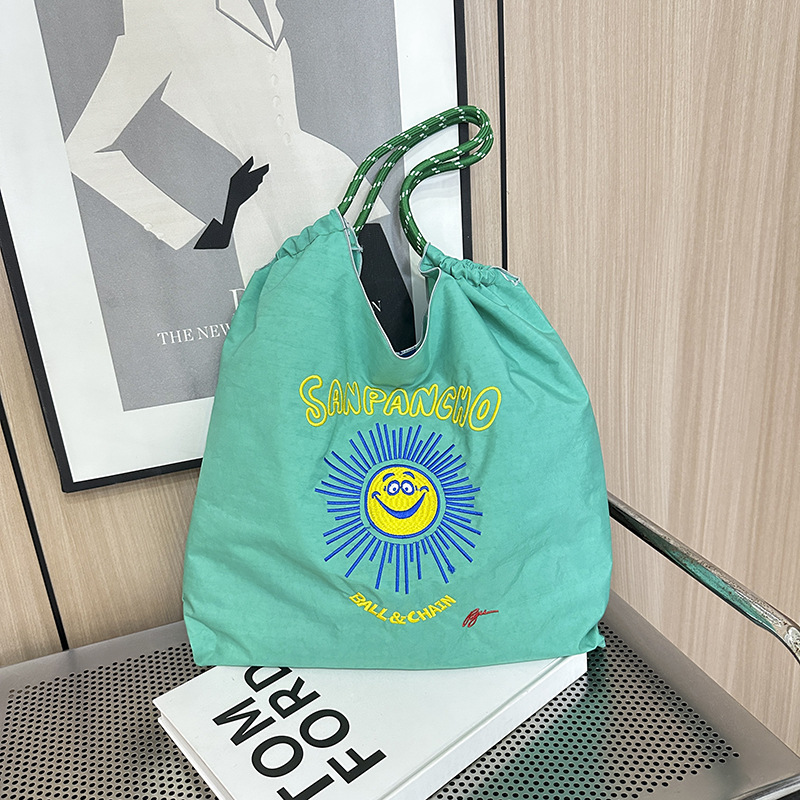 Japanese-style embroidered shopping bags, large-capacity handbags, fashionable nylon embroidered crossbody bags, commuting single-shoulder bucket bags full figure