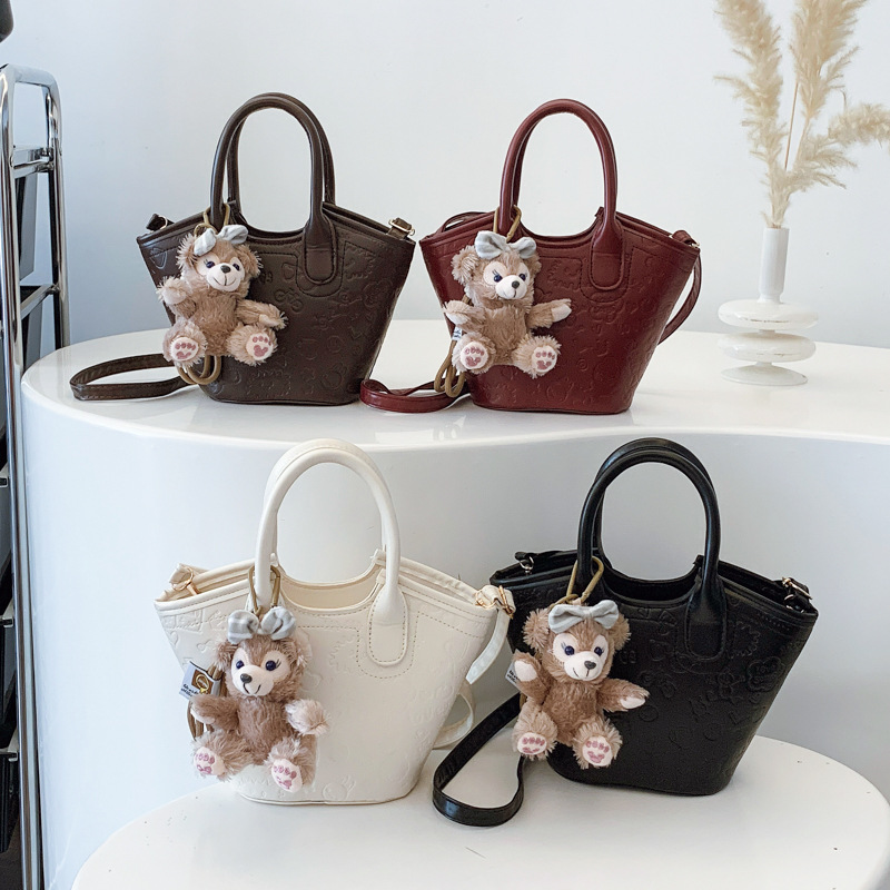 New hand-held bucket bag for women in summer 2025, a niche, simple and casual single-shoulder bag, a high-end and trendy commuter bag for women Application Scenario