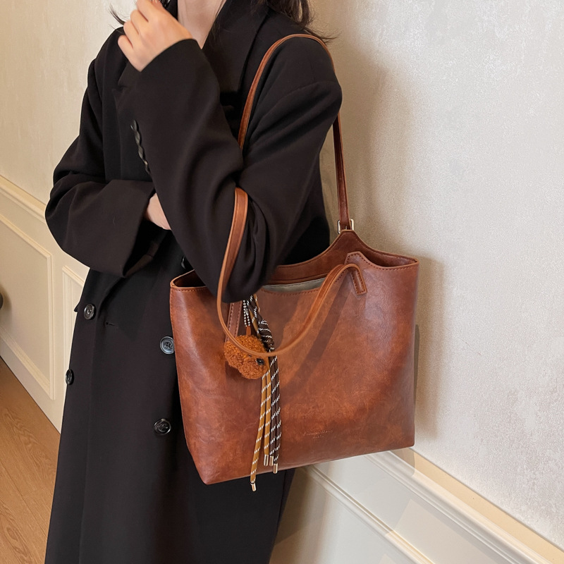 Retro bag for women, large capacity 2024 new style, simple, casual and versatile single-shoulder shopping bag, commuting tote bag for work Application Scenario