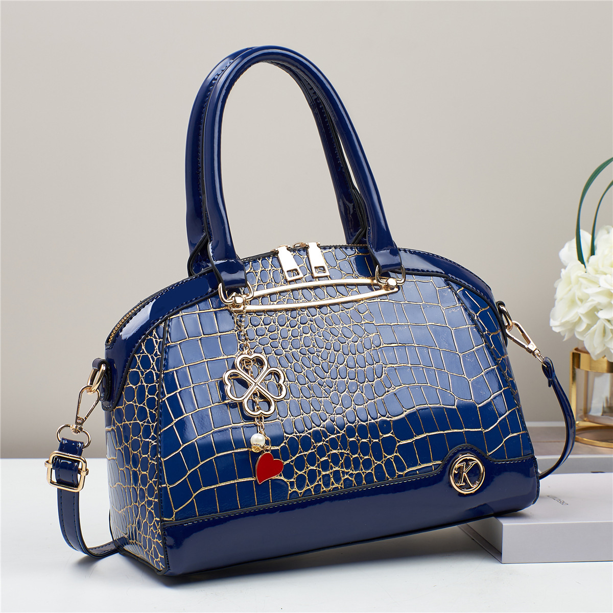 This year, the popular women's single-shoulder crossbody bag in foreign trade in 2024 is a fashionable and versatile crocodile print handbag details Picture