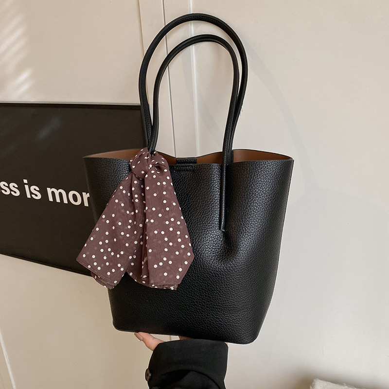 A large-capacity bag for women's fashion and versatility. A new 2025 simple single-shoulder tote bag for casual work and commuting details Picture