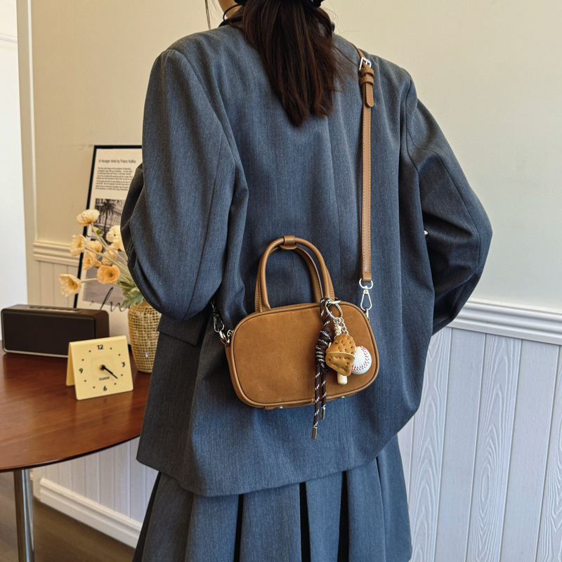 A large-capacity 2024 new style casual, versatile and simple shoulder bag for underarm work and commuting, a high-end crossbody bag Application Scenario