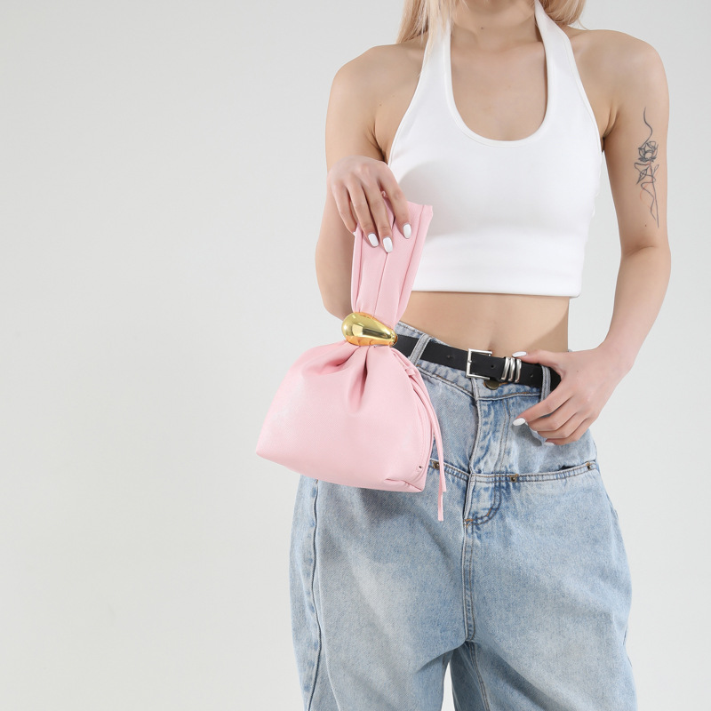 This high-end quality small handbag is a new retro pleated, stylish and niche design for women in Spring/Summer 2025 Specification drawing