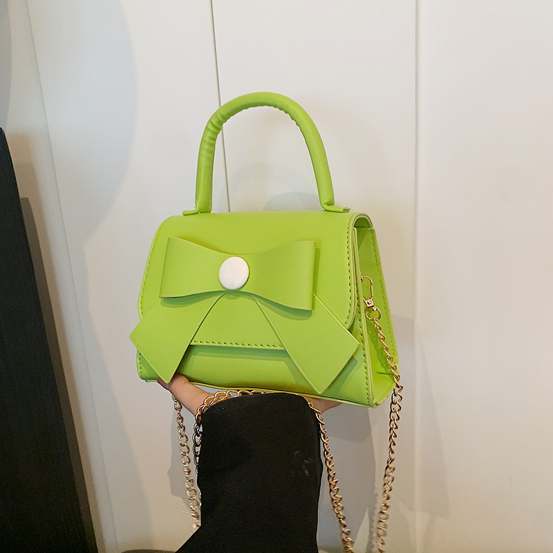 The new casual, individualistic and fashionable Korean-style bow hand-held shoulder bag with a simple crossbody style for women in the autumn of 2024 full figure
