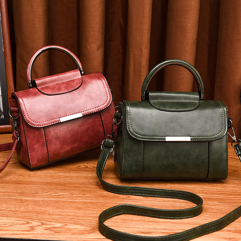The 2022 new oil-wax leather hand-held small bag for women, a popular and highly recommended one-shoulder crossbody small square bag for cross-camera fashion Specification drawing