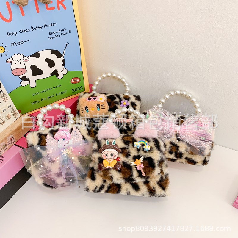 Cute three-dimensional plush toy with loose change, chain, lambskin, small square bag, fashionable handbag for autumn and winter, cute children's bag Application Scenario
