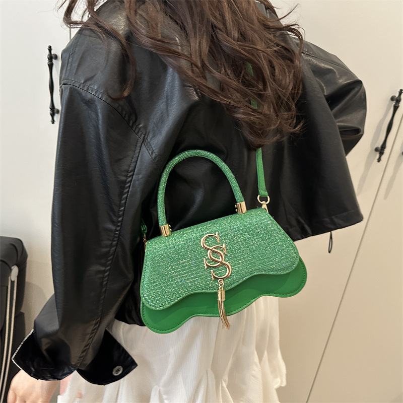 The new Spring/Summer 2025 small square bag for women is fashionable and trendy with simple and stylish letters. It is a single-shoulder crossbody bag for women details Picture