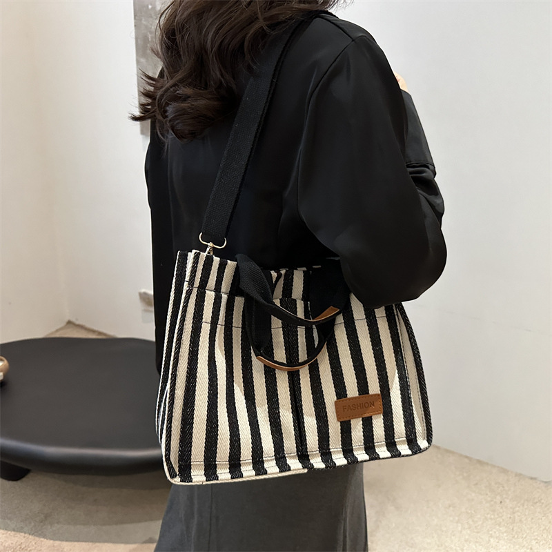 2024 New autumn simple and fashionable crossbody bag, casual handbag, simple and fashionable large-capacity commuter bag details Picture