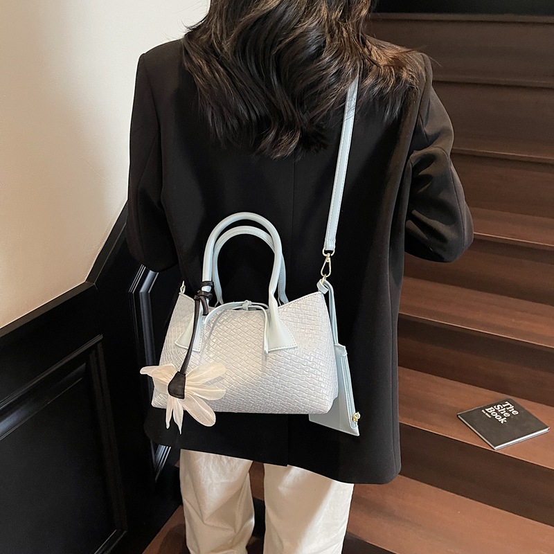 A new Spring/Summer 2025 fashionable and trendy woven handbag for women, simple and versatile, with a high-end feel. It's a single-shoulder crossbody bag Application Scenario