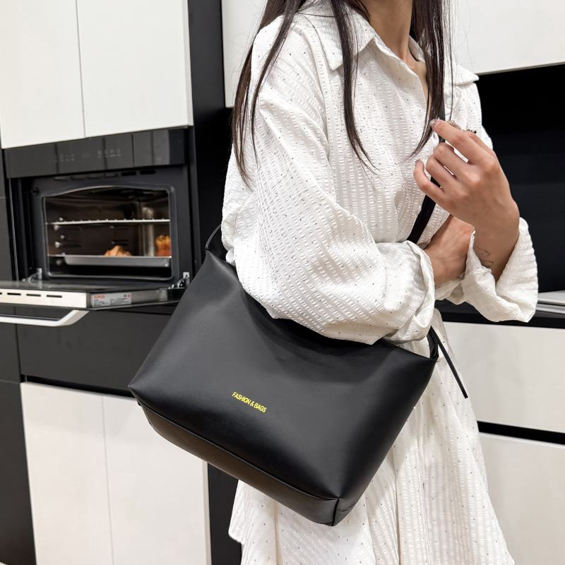 Soft tote bag 2025 New commuter quality bag, women's niche design soft single-shoulder crossbody bag details Picture