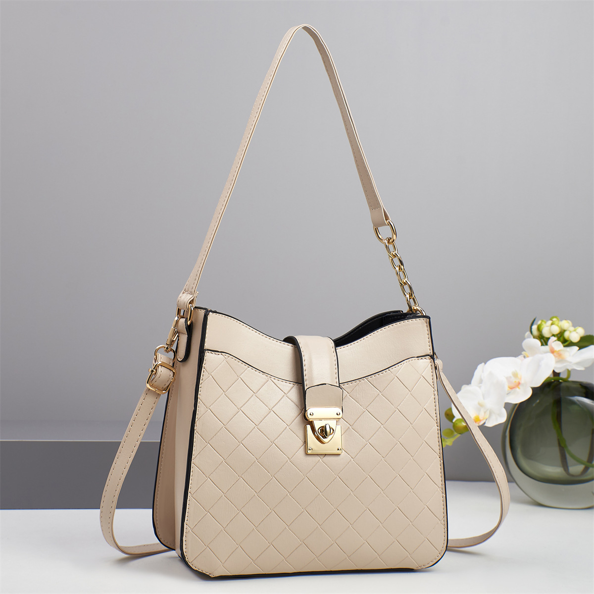 This high-end foreign trade bag for women in 2025 features a niche design woven single-shoulder bag that is casual and versatile with a high-quality crossbody feel Specification drawing