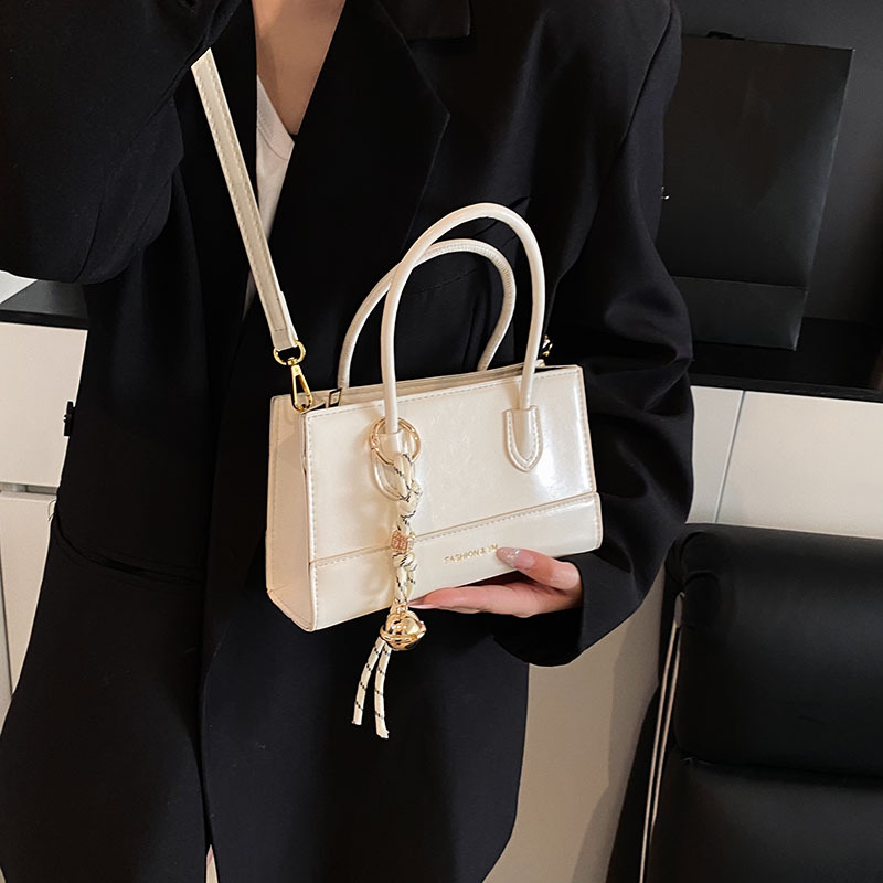 A new Korean style fashionable and niche hand-held small square bag for women in 2025, a trendy and simple single-shoulder bag that is stylish and versatile Application Scenario