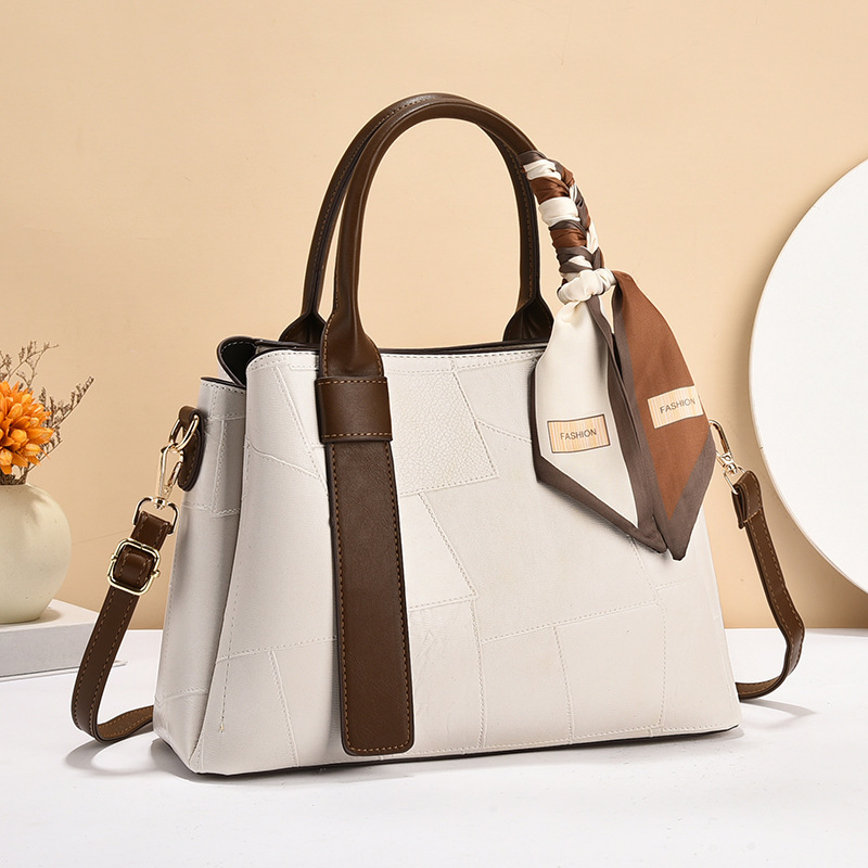 The new women's fashion handbag for the 2024 autumn and winter season, a trendy single-shoulder crossbody bag for middle-aged moms details Picture