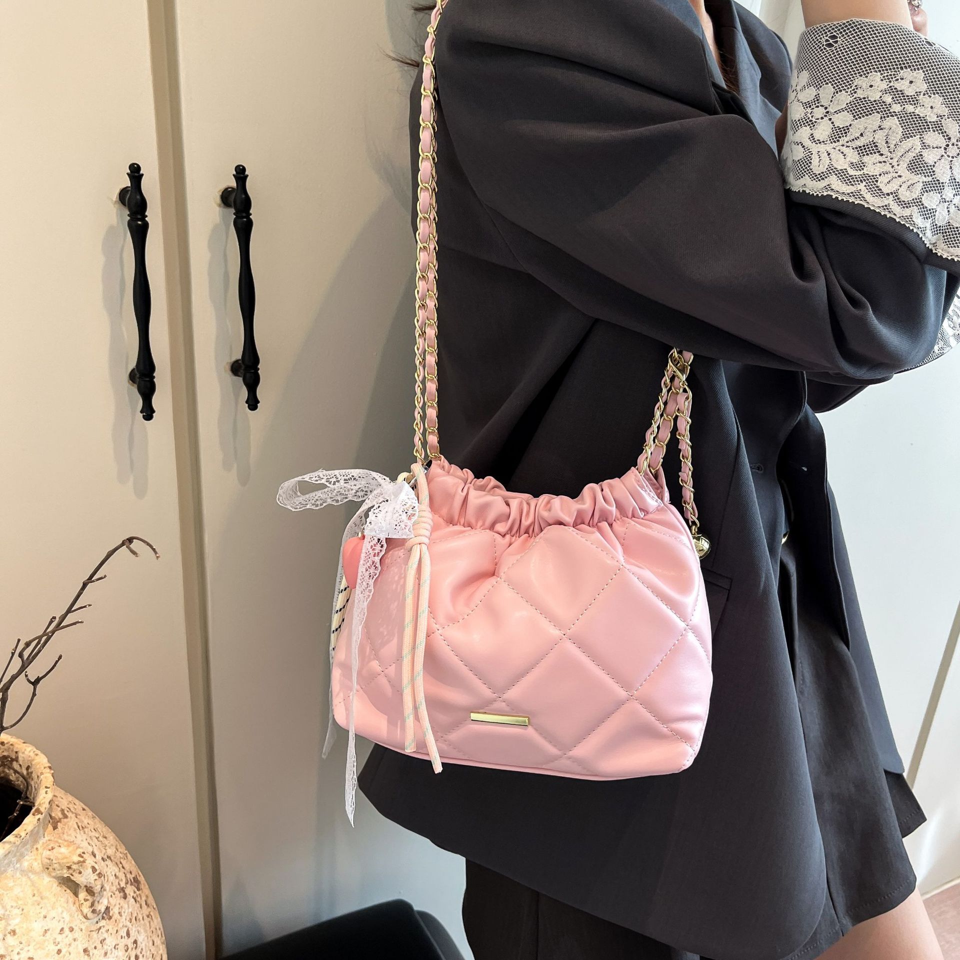 Xiaoxiangfeng diamond-shaped chain women's bag 2025 New style, high-end, trendy, fashionable and simple garbage bag, single-shoulder bucket bag details Picture