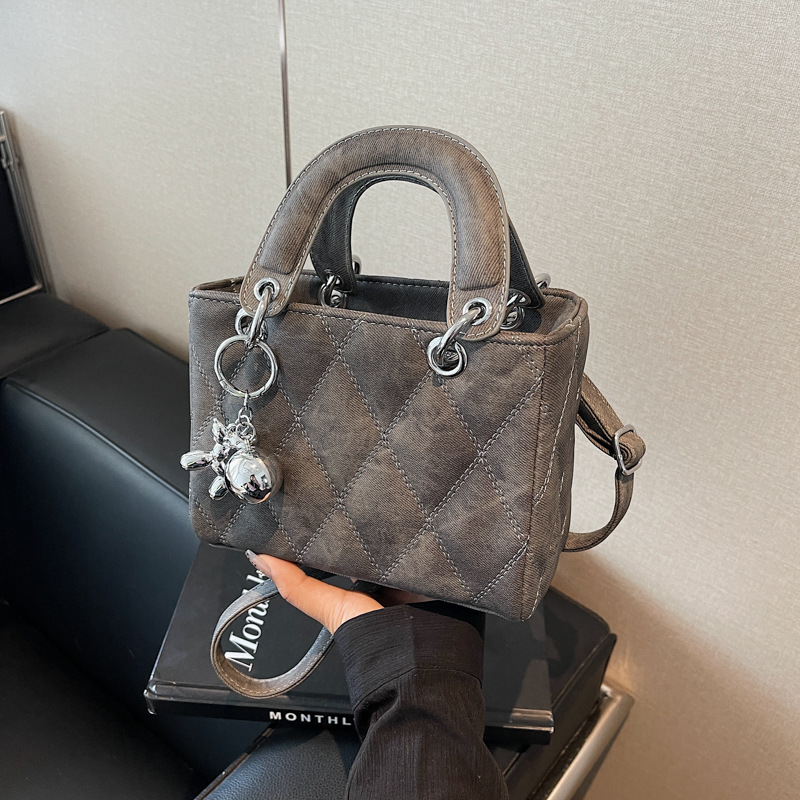 A new 2024 women's diamond-patterned embroidered thread small bag, a high-end, fashionable and versatile crossbody bag, a casual hand-held princess bag Specification drawing