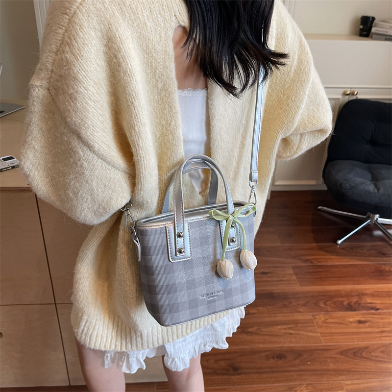 Fashionable and niche bucket bag, 2025 new style women's bag, popular handbag, texture crossbody bag, two-color diamond checkered single-shoulder bag Application Scenario