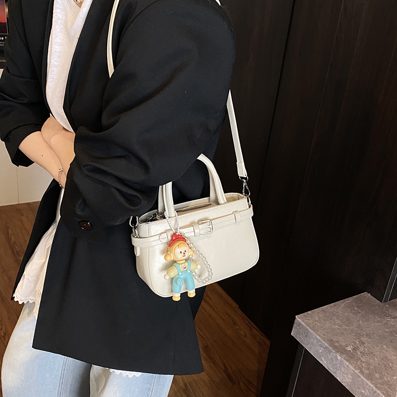 A new summer 2025 fashion and niche design hand-held small square bag for women, simple and exquisite, solid color versatile single-shoulder crossbody bag Application Scenario