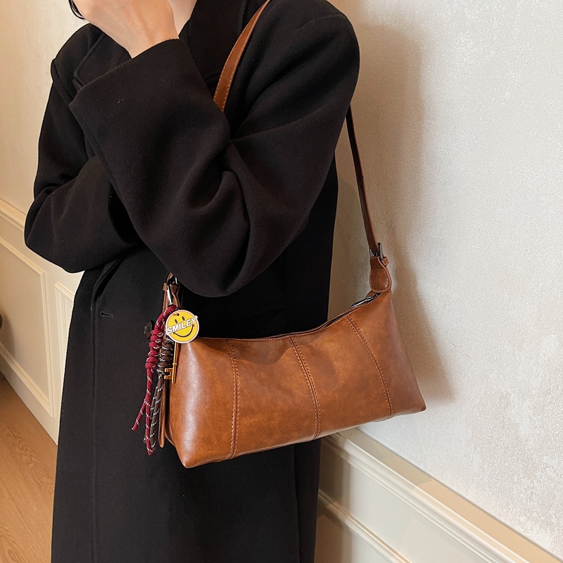 High-end quality bag, women's large capacity 2024 new retro casual versatile single-shoulder crossbody bag, commuting dumpling bag Application Scenario